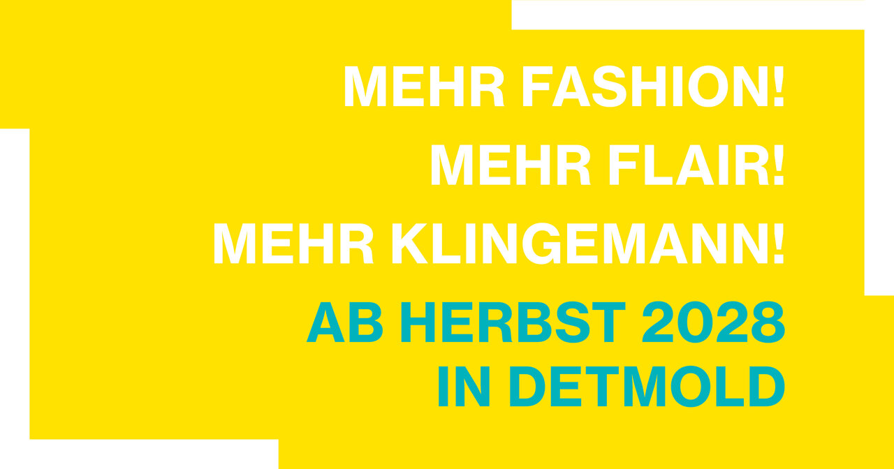 Ein leuchtend gelbes Transparent verkündet "MEHR FASHION! MEHR FLAIR! MEHR KLINGEMANN! AB HERBST 2028 IN DETMOLD" in fetter weißer und blauer Schrift.